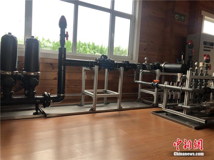高效节水灌溉模式模型。记者 丁宝秀 摄