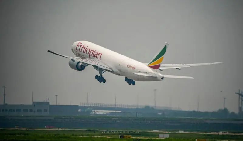 现场实拍!上海浦东机场一货机发生火灾,火焰烧穿了机体