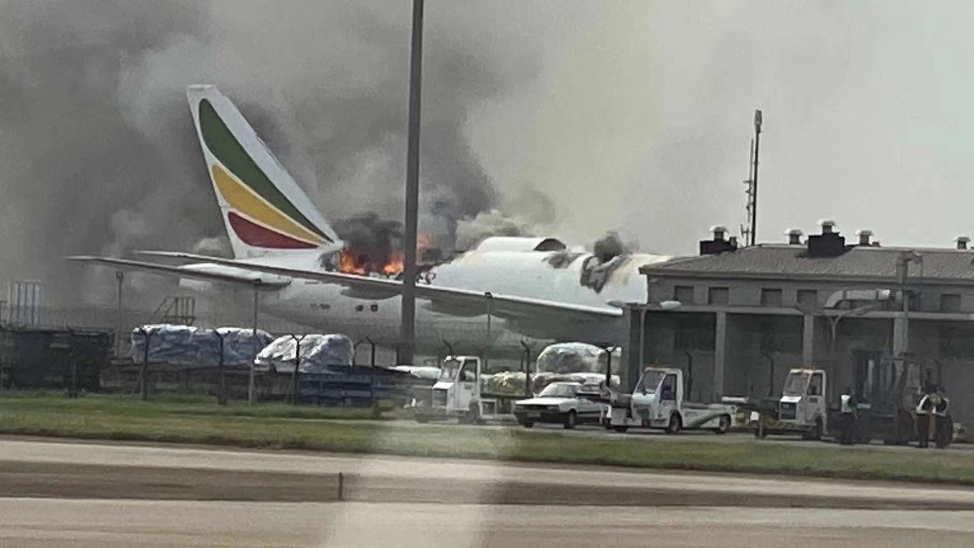 埃塞俄比亚航空777货机浦东机场起火，事故原因调查中|上海_新浪新闻