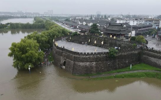 寿县城墙把洪水挡在了城外。图片来源：淮南市人民政府网