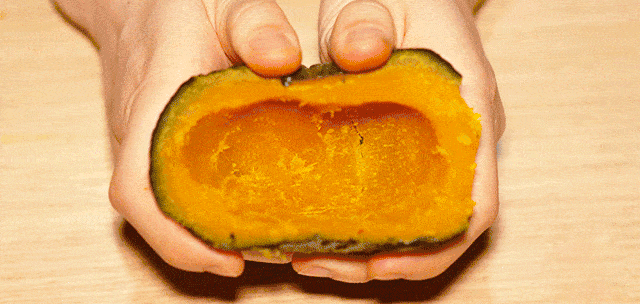 这个南瓜小到可以捧在手心上挖着吃