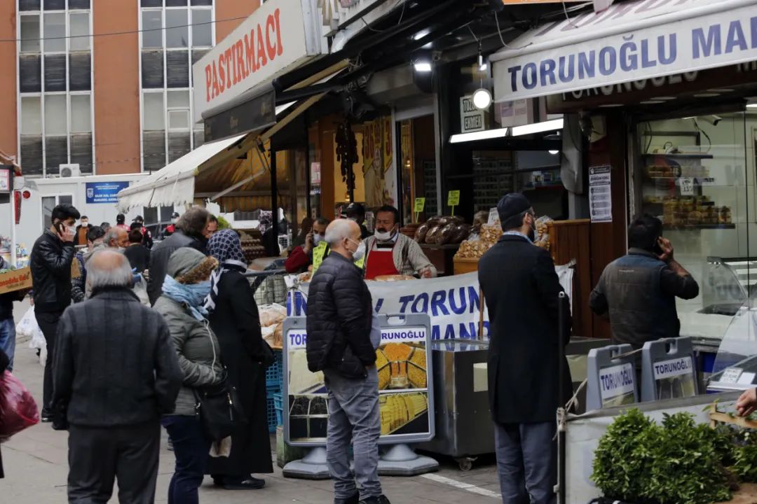 ▲资料图片:4月22日,安卡拉市民在排队等待购物。新华社发(穆斯塔法·卡亚 摄)