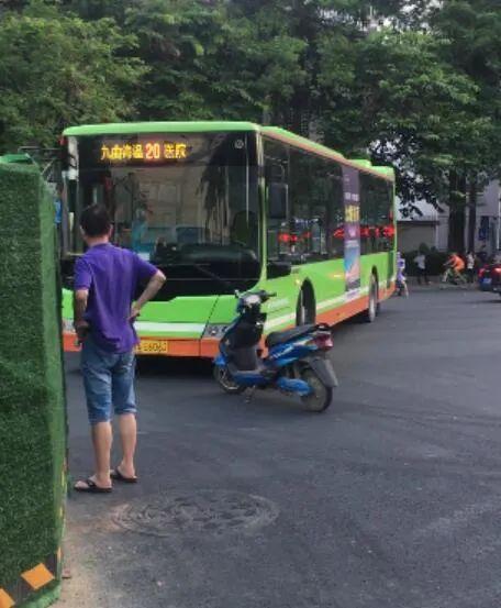 南宁一男子骑电动车突然拦停公交车,长达20分钟!造成严重拥堵