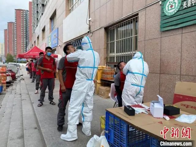 疫情一线 乌鲁木齐快递小哥坚守岗位无接触配送保障市民日常生活