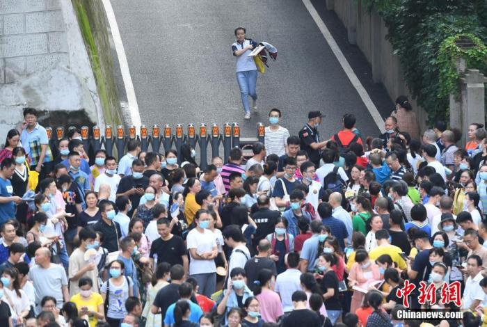 资料图：7月8日，重庆育才中学考点，考生结束考试后跑出考场。 中新社记者 陈超 摄