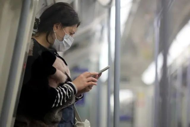 ▲资料图片:6月10日,一名乘客在英国伦敦戴口罩乘坐地铁。新华社发(蒂姆·爱尔兰 摄)