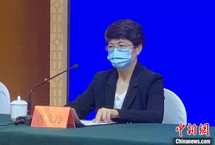 乌鲁木齐市疾控中央主任芮宝玲24日说,乌鲁木齐市民可通过公家号“智慧康健乌鲁木齐”核酸检测数据平台,查询检测效果。赵雅敏 摄