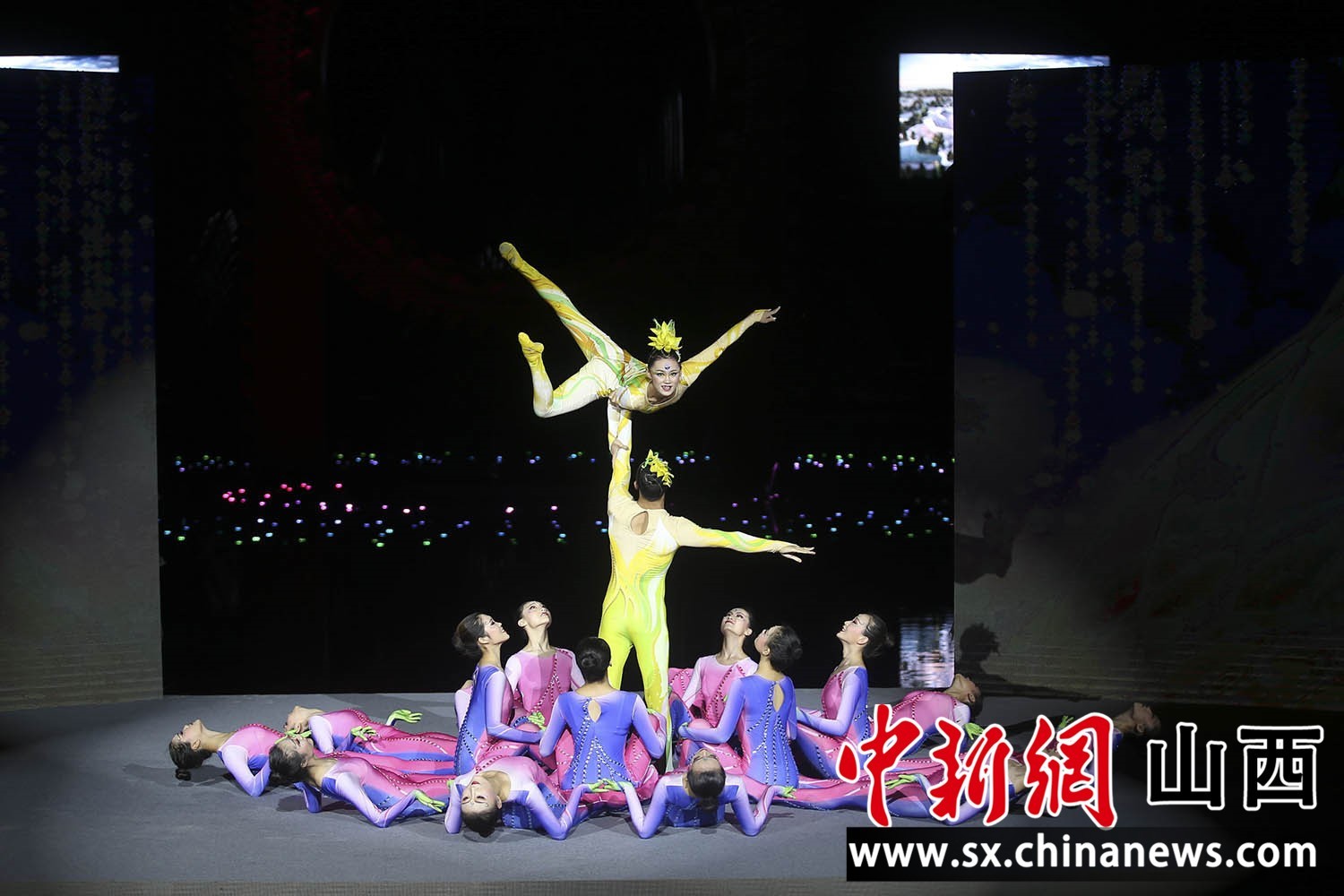 超大型梦幻喷泉巡游表演《寻梦莲花湾》精彩片段。 张云 摄