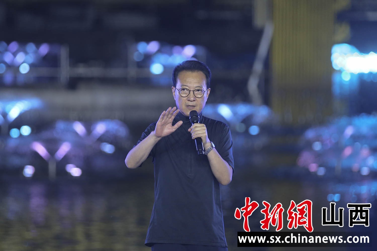 著名艺术家张继钢出席超大型梦幻喷泉巡游表演《寻梦莲花湾》新闻发布会。 张云 摄