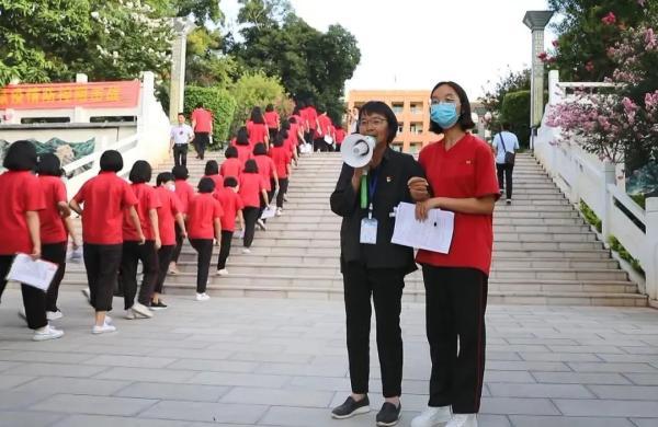 了不起!159人高考150人上本科线,张桂梅老师却说……送考10年不缺席