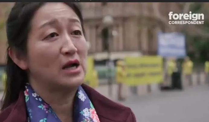 图为“法L功”在美国和澳大利亚的两名“发言人”,截图来自澳广揭批“法L功”的节目