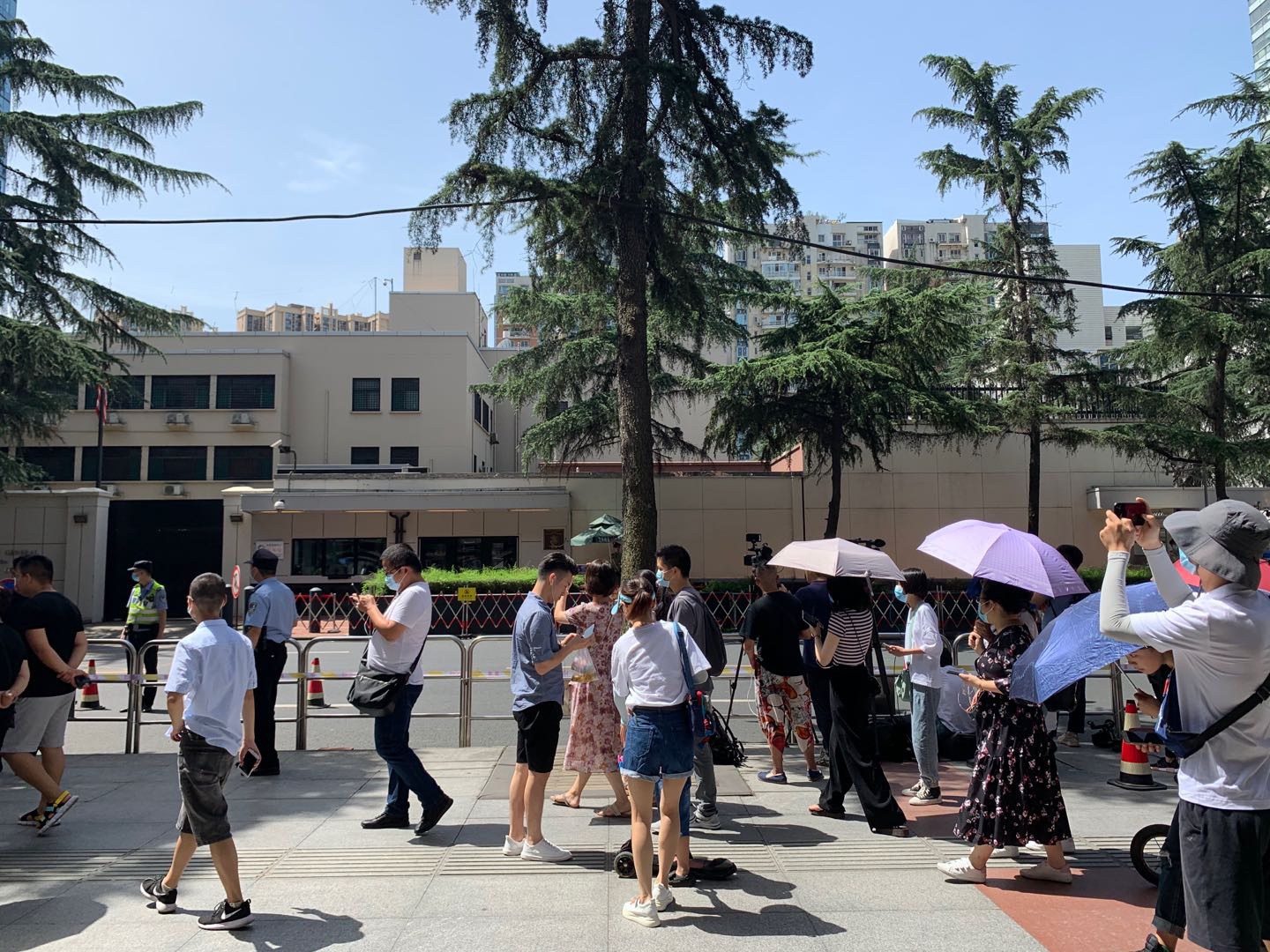7月26日,媒体和民众在美领馆外围观。