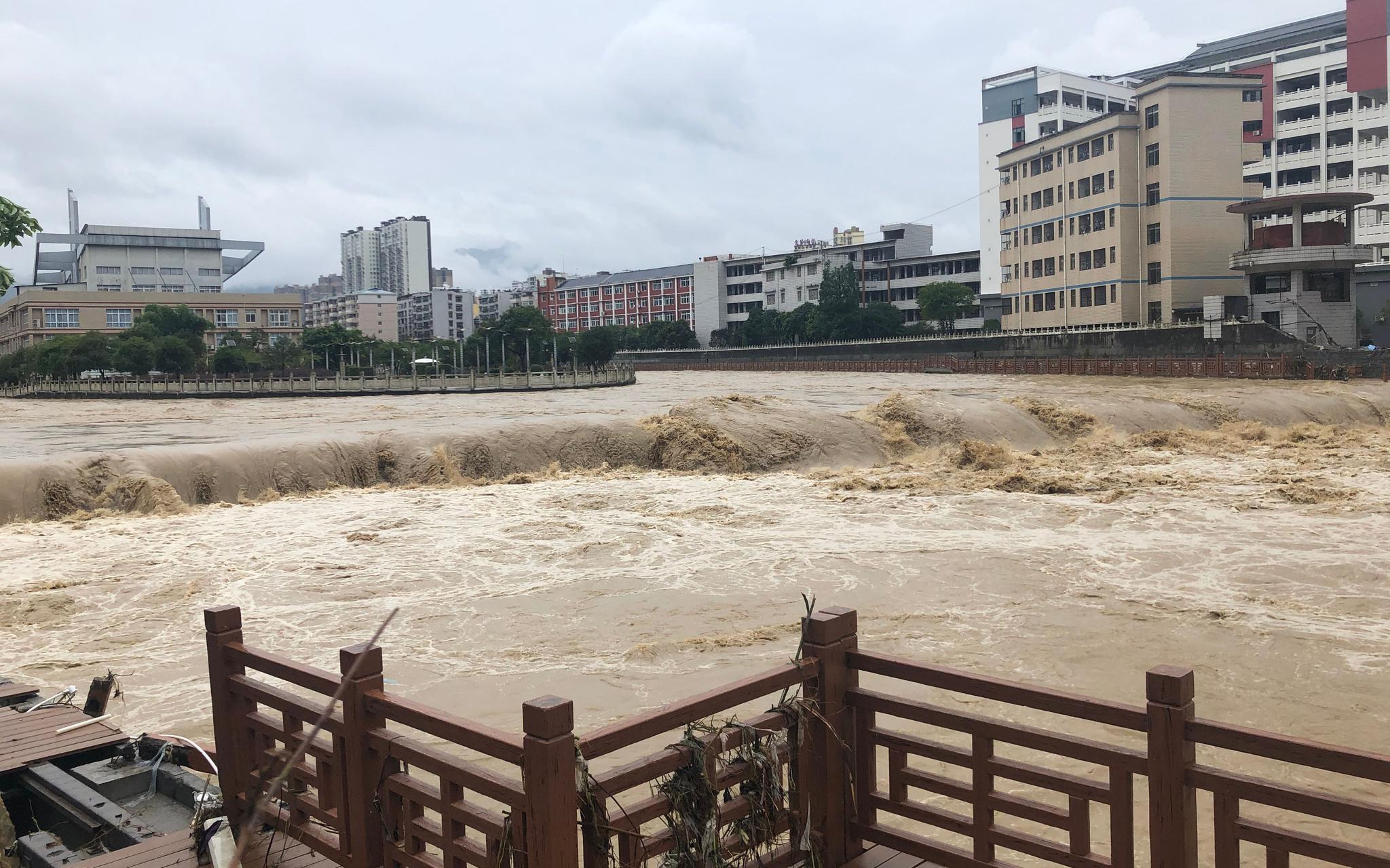 7月26日下午5点左右，广润河水位下降，河中央船儿岛露出水面。新京报记者 向凯 摄