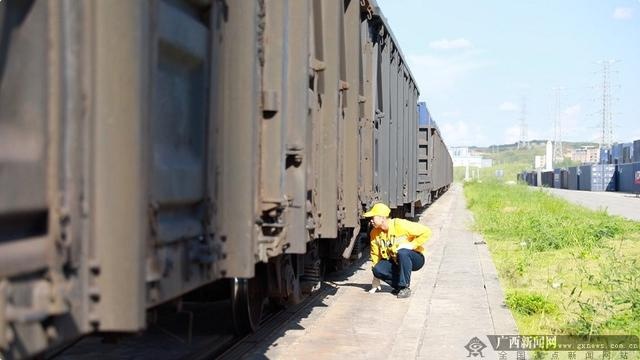 7月24日,在南宁国际铁路港,南宁车务段南宁南站调车员苗鹏飞在滚滚