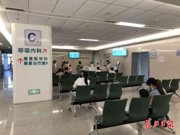 近日,记者探访武汉儿童医院呼吸内科,候诊区的病人比以前少了不少.