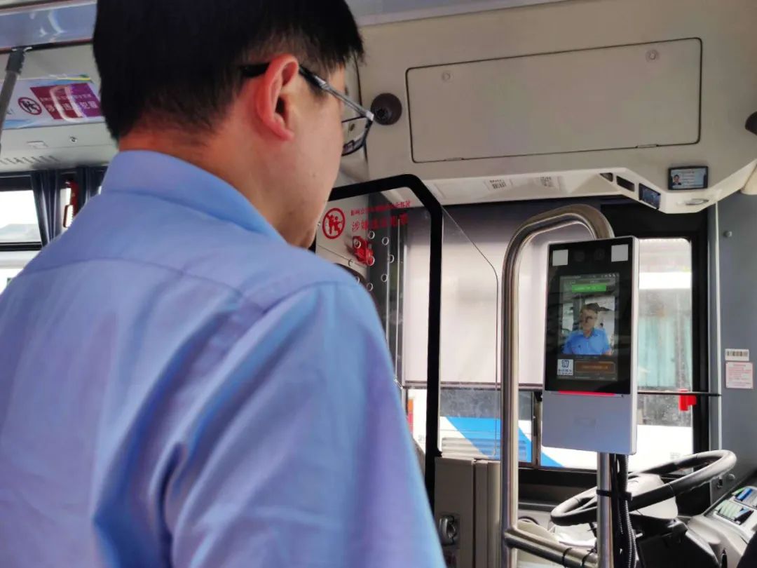 上海首批自带紫外线消毒和人脸测温功能新能源车在公交454路投入运营！
