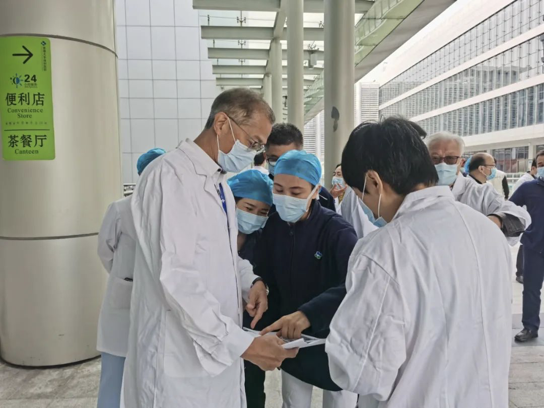 疫情攻坚阶段,港大深圳医院院治理层(左一为卢宠茂)逐日查抄全部抗疫事情细节。