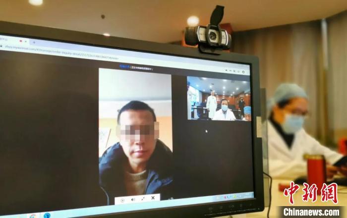 资料图:医护人员正在线答疑 方永乐 摄