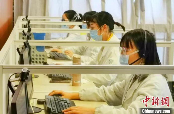 资料图:医护人员正在线答疑 方永乐 摄
