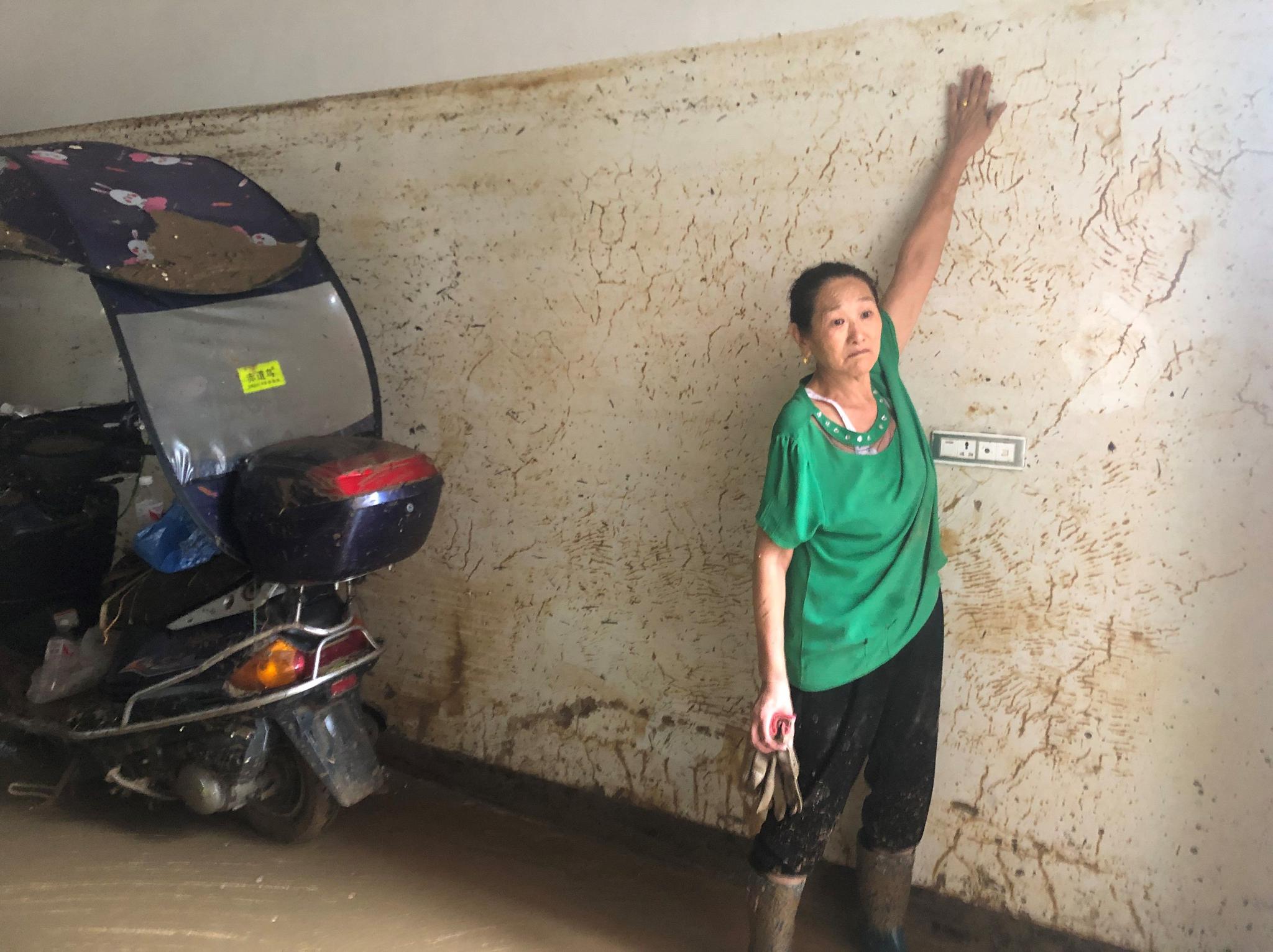 7月26日,建始县公路段四周居民家中被淹,水位达2米多高。新京报记者 向凯 摄