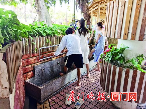 -免费洗脚池给游客提供了便利。