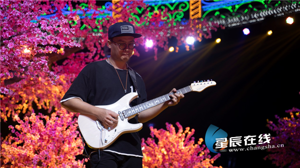 (现场音乐激情演绎)