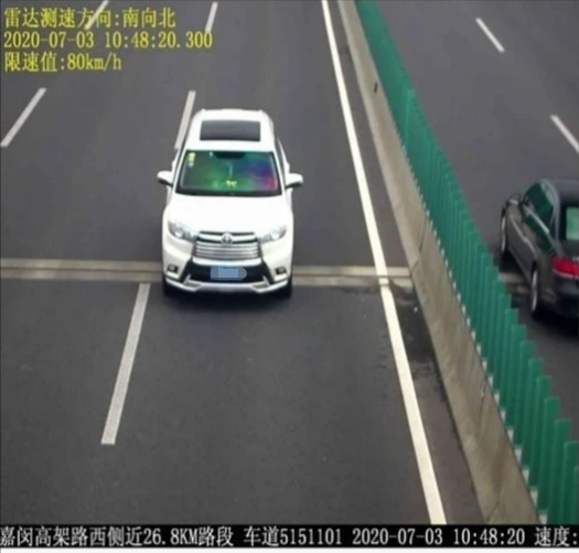 上海交警公布6起开车打电话、不系安全带