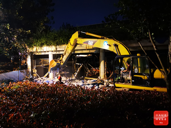 7月26日夜,南京市相干部分构造对违建的门窗、装修办法、砖砌墙体等举行拆除。为制止大概对秦淮河大堤造成沉降、位移等影响,修建的混凝土框架临时保存。图为拆除现场。刘建雄 摄