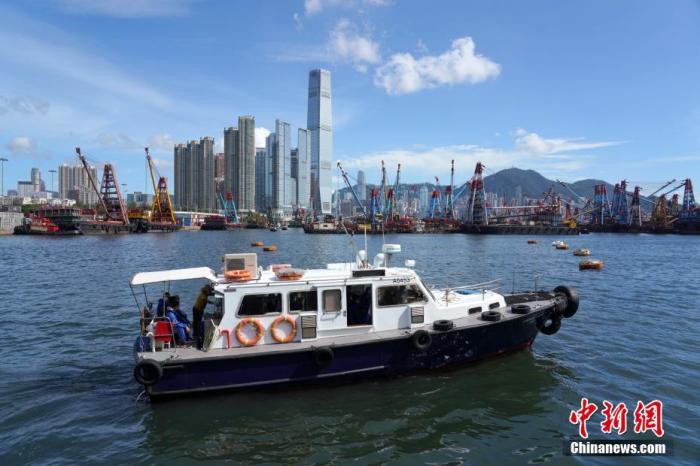 7月26日,香港特区政府宣布,由7月29日(星期三)起暂停所有客船及所有没有在港处理货物装卸货船的船员换班,幷收紧来港进行货物装卸货船的换班船员、机组人员及其他获豁免到港检疫人士的检测及检疫安排。中新社记者 张炜 摄
