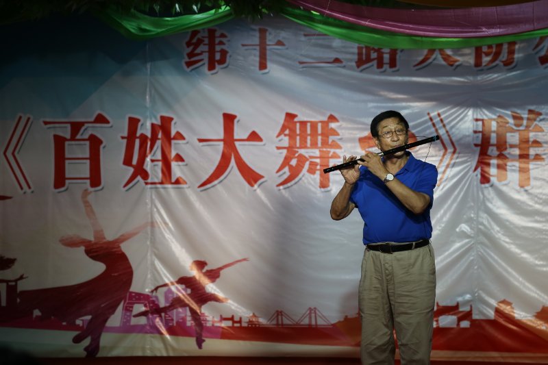 视频 菲菲细雨为百姓大舞台演出送来丝丝清凉
