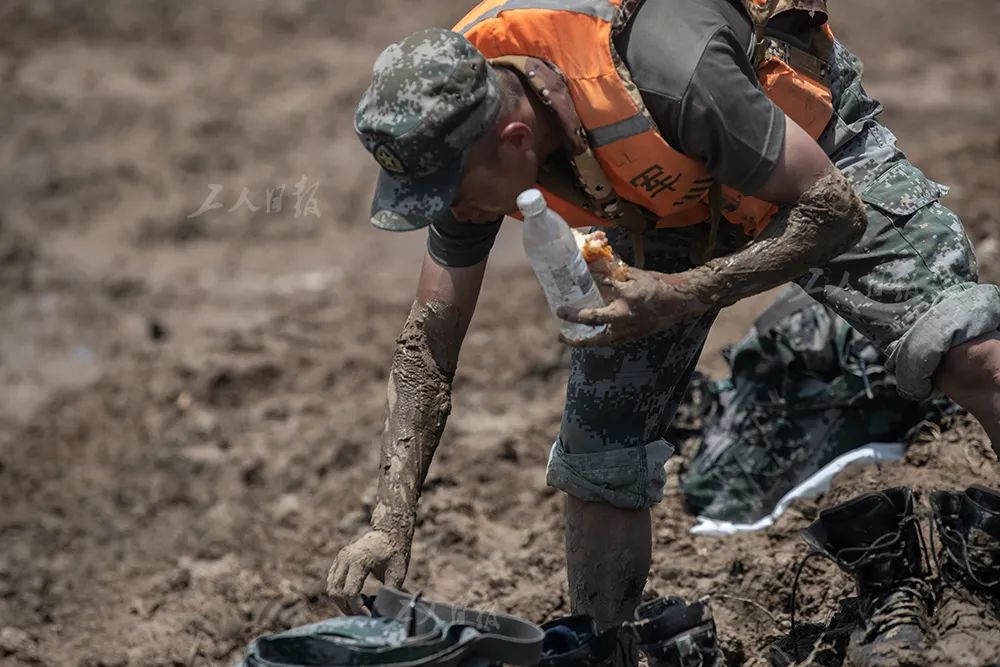 泥水拍打在他们脸上工人日报记者抗洪直击每一个画面都震撼人心