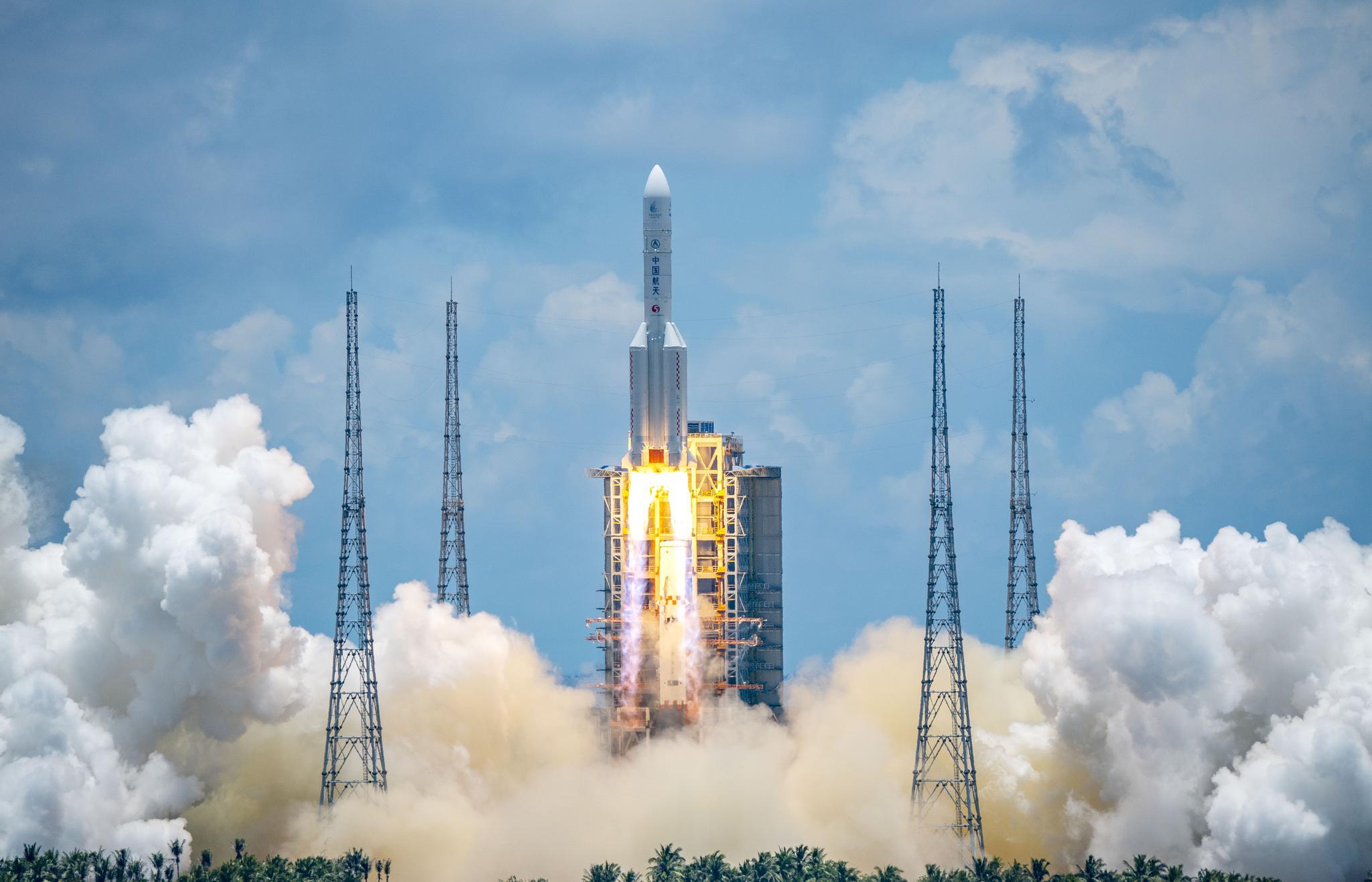 2020年7月23日,长征五号遥四运载火箭将我国首次火星探测任务“天问一号”探测器成功发射升空并送入预定轨道。中国每年的氦气使用量超4300吨,其中就包括了用于泵送火箭燃料。图自新华社