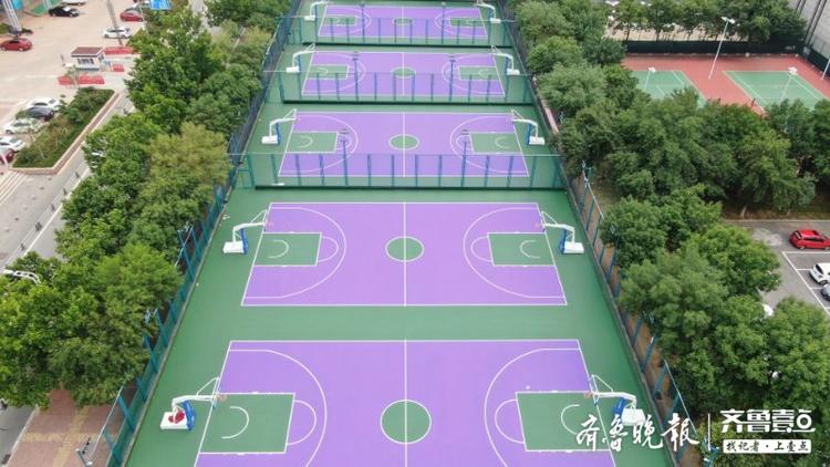 山东省体育中心篮球公园篮球场完成升级紫绿配色让人眼前一亮