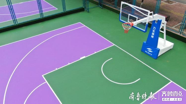 山东省体育中心篮球公园篮球场完成升级紫绿配色让人眼前一亮