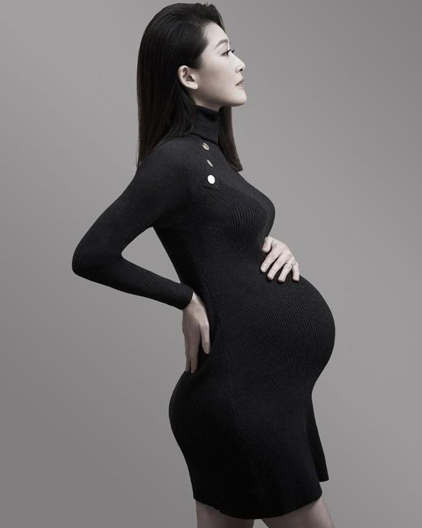 产前产后一直低调的她,7月28日难得晒出一张孕期时的大肚照.