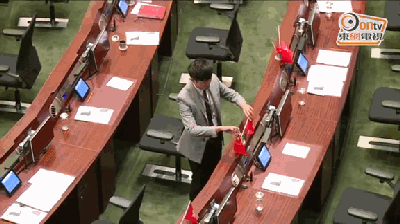 郑松泰2016年在立法会议事厅将国旗与区旗倒转,图自东网
