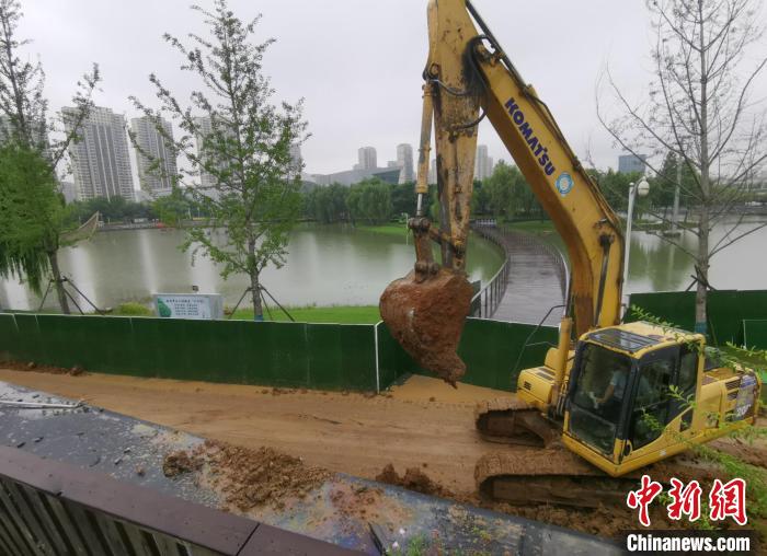 經報道,當地一夜之間將違建多年的建築拆除。 申冉 攝