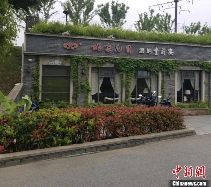南京秦淮河楊家圩段河堤背水面違建餐廳引發關注。 申冉 攝