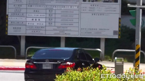 曾文惠座驾驶离荣总。(图源:台湾“东森新闻网”)
