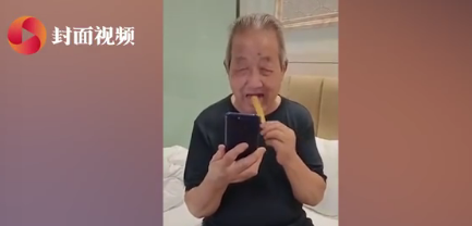 78岁爷爷去新疆旅游12天,9天在隔离!一脸生无可恋…网友在线补刀:回去还有14天