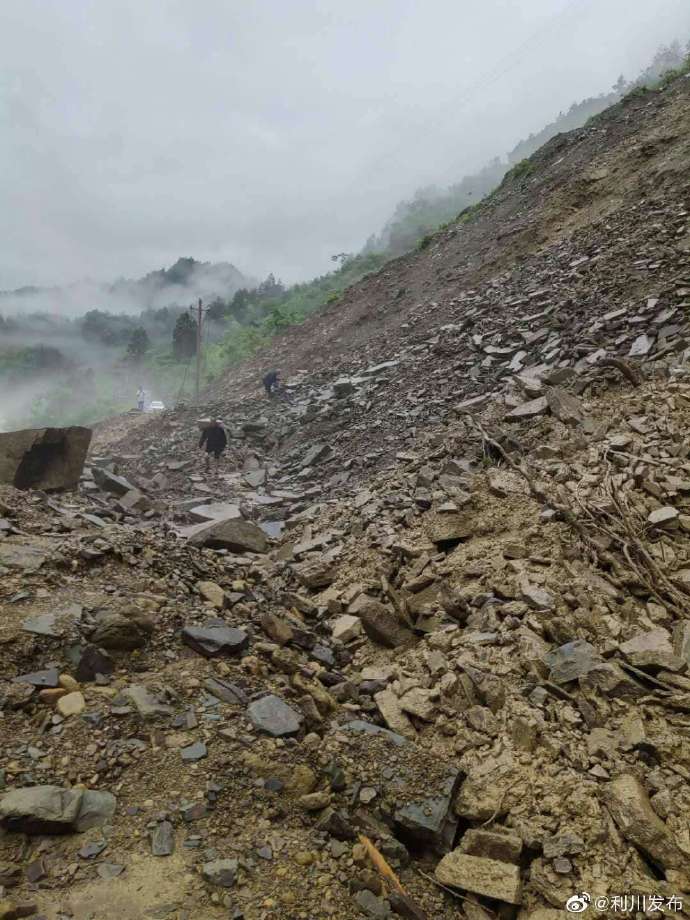 湖北利川大岩山体滑坡：交通已中断 无绕行线路