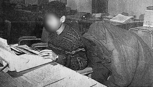 ▲1994年,李春载因奸杀妻妹被逮捕,图片中他用衣服蒙住了头部。图据韩联社