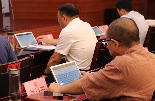 路桥区人大常委会启用会议无纸化阅文系统