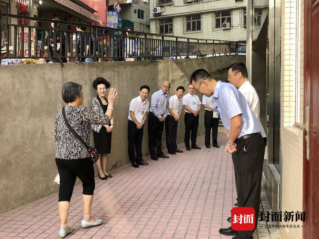院领导轮流“站岗”问好 换位思考优化就医流程