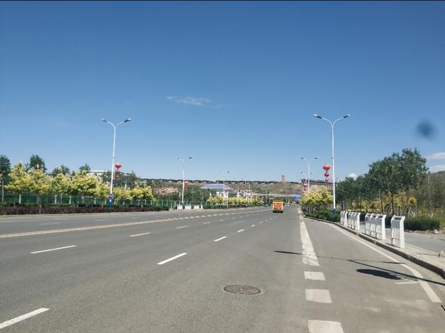 乌鲁木齐有一条七彩路!夏天可以看到秋景,公园广场一路相伴!
