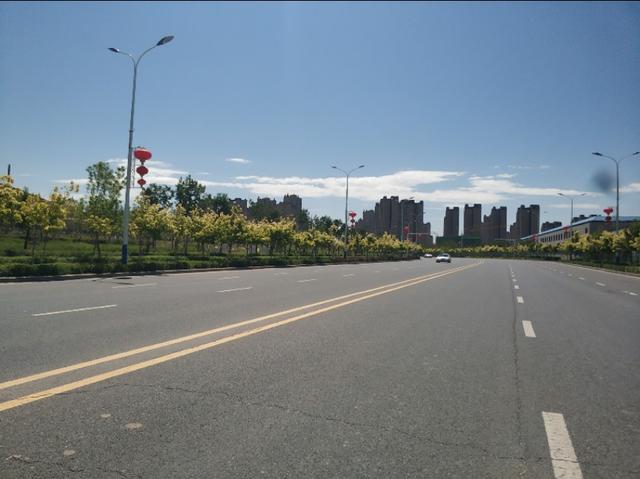 乌鲁木齐有一条七彩路!夏天可以看到秋景,公园广场一路相伴!