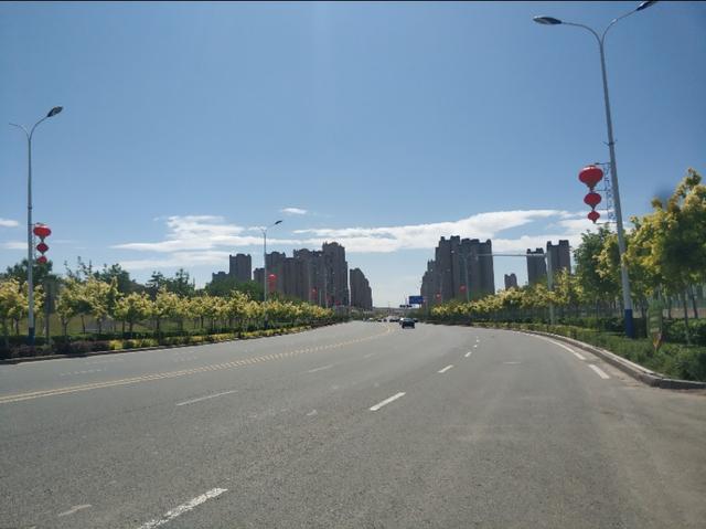 乌鲁木齐有一条七彩路!夏天可以看到秋景,公园广场一路相伴!