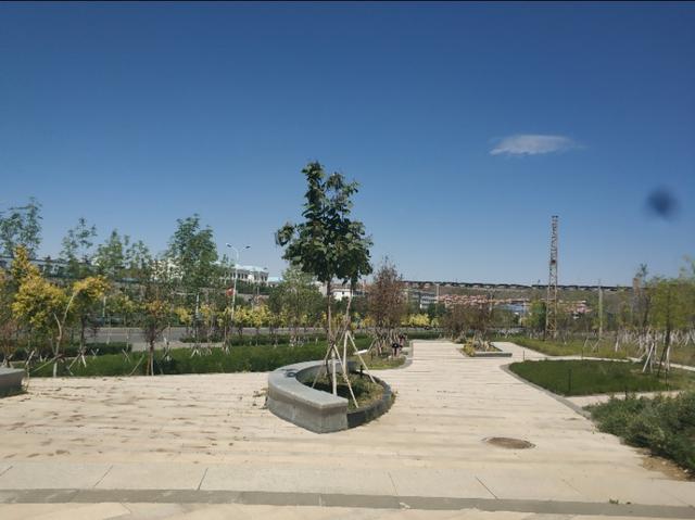乌鲁木齐有一条七彩路!夏天可以看到秋景,公园广场一路相伴!