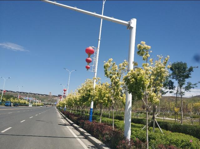 乌鲁木齐有一条七彩路!夏天可以看到秋景,公园广场一路相伴!