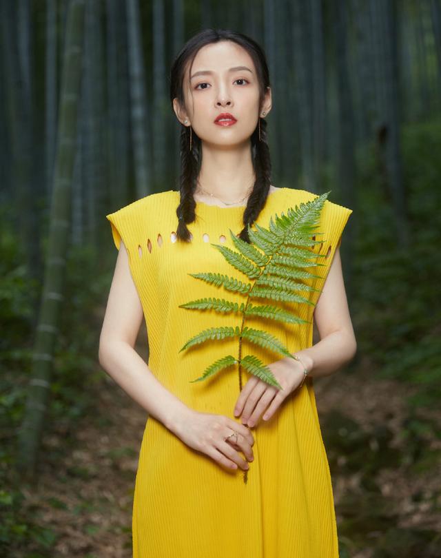 吴倩不愧是华策影视当家小花,穿黄裙梳麻花辫,气质甜美又清冷